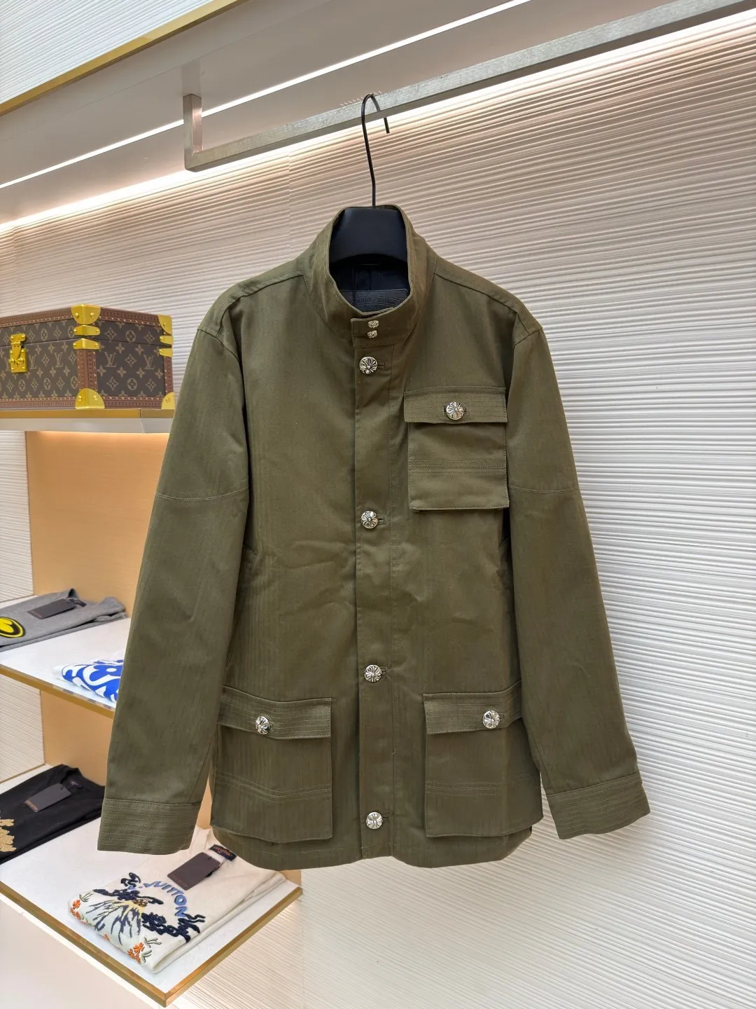 Chrome Hearts M65 work jacket ●Item number: 1682244-D90 ●Fabric: cotton fabric ●Technology: herringbone brushed production ●Color: military green ●Version: loose fit ●Weight: about 1295 grams ●Size: S-M-L ●Description: Purchased from the original national specialty brand No. 51800. The custom-woven fabric is made of herringbone brushed 320g cotton material. It is matched with garment dyeing + dirty washing + distressing process. (minimum quantity 2000 meters). Customized jacquard lining. Add soft water washing. Customized 8# placket double-ended zipper. Customized 8# waist pocket zipper. Customized 5# Inner pocket zipper. Customized 20mm I-shaped buckle. Customized 25mm I-shaped buckle. Customized 15mm four-in-one buckle. Customized placket four-in-one concealed button. Customized genuine leather trademark. Size. Produced by a large factory, it is very test of workmanship. Full of street feel. Compare workmanship details to counters. Instant sale of the market version. The overall wiring is straight and delicate, the fabric is comfortable and soft, and the color is consistent without color difference. It can be matched with the same style to create a fashionable look and control various occasions. Customized accessories, complete with three standards, same style for men and women!